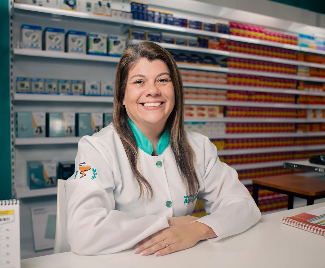 Imagem mulher com jalecó da farmacias tablada